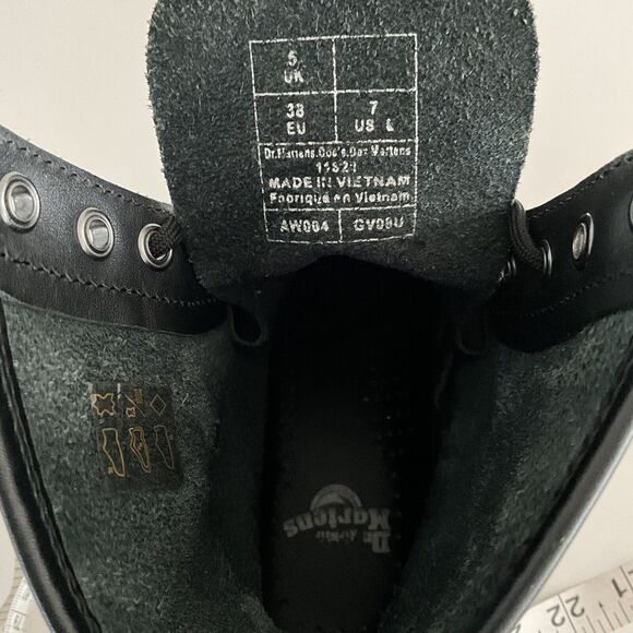 Dr. Martens Bootie 7M Black Leather 8 Eye Lace-up Boots - Picture 6 of 13